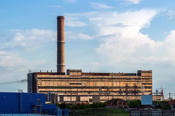 Fábrica industrial com céu azul — Fotografia de Stock