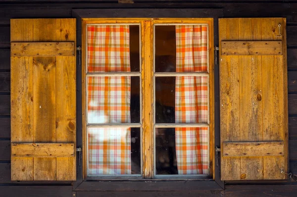 Pequena casa de madeira com janela — Fotografia de Stock