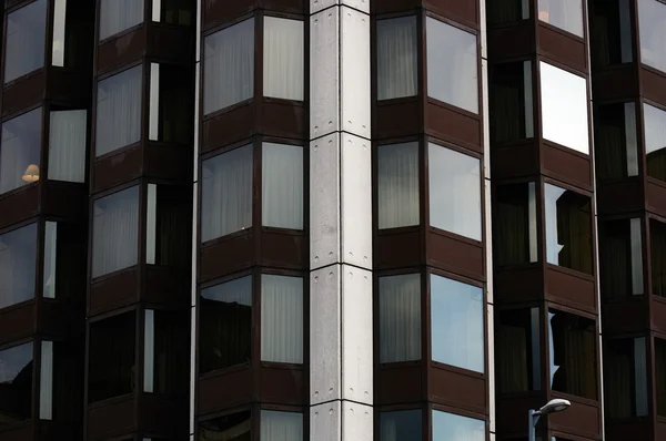 Edificio moderno con un sacco di finestre — Foto Stock