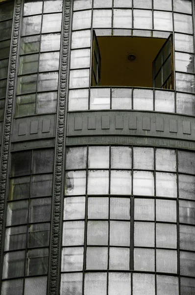 Edificio antiguo de acero y vidrio — Foto de Stock