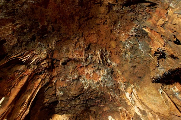 Foto subterránea en una cueva con luz brillante — Foto de Stock