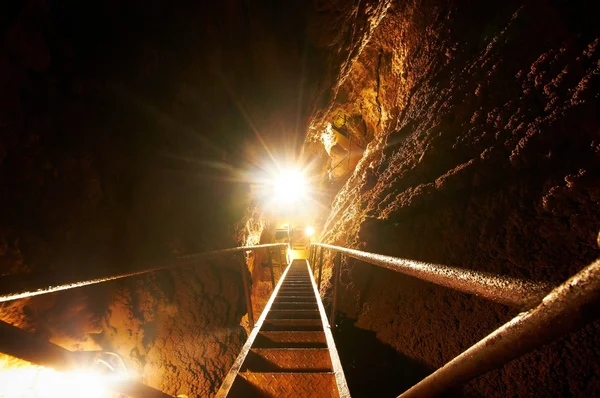 Sataircase subterráneo una cueva con luz brillante —  Fotos de Stock
