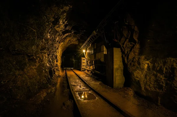 Passage de mine souterraine avec rails — Photo