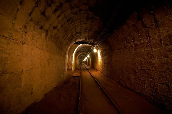 Metro rayları ile benim geçiş — Stok fotoğraf