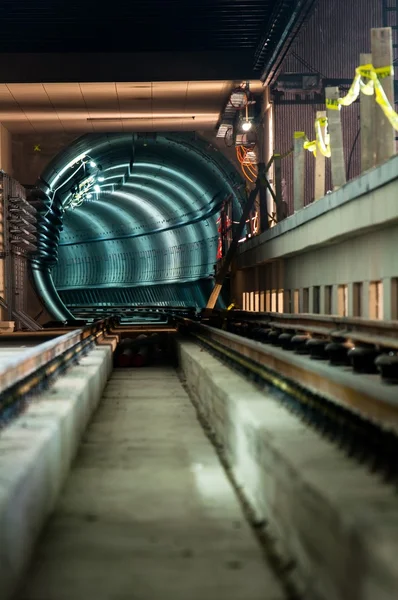 Installation souterraine avec un grand tunnel — Photo