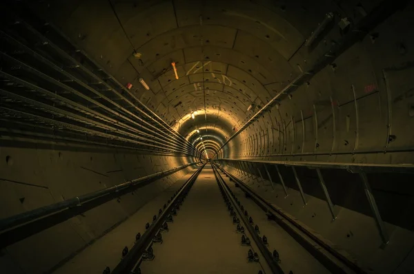 Struttura sotterranea con un grande tunnel — Foto Stock