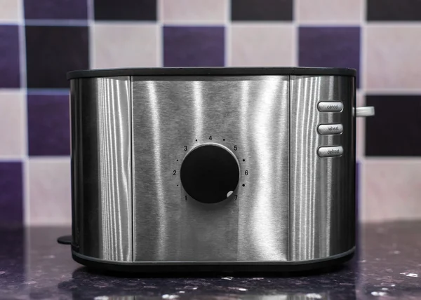 Toaster vor violettem Hintergrund — Stockfoto