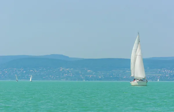 Segeln auf wunderschönem blauen Meer — Stockfoto