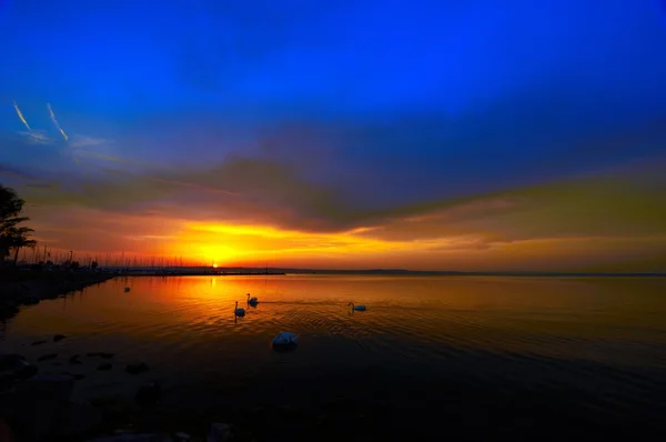 Beau coucher de soleil à l'océan — Photo