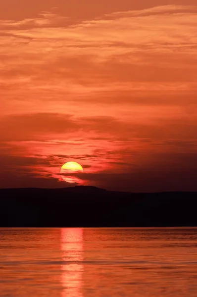 Vacker solnedgång vid havet — Stockfoto