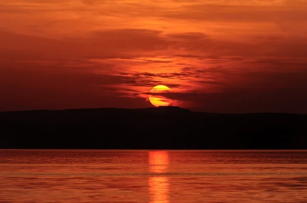 Beau coucher de soleil à l'océan — Photo