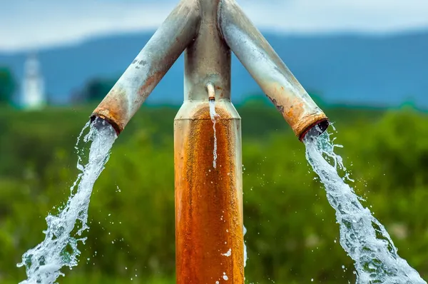 Water stroomt uit buiten kraan — Stockfoto