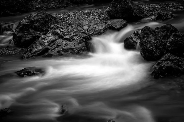 Foto de larga exposición de un río de montaña rápido —  Fotos de Stock