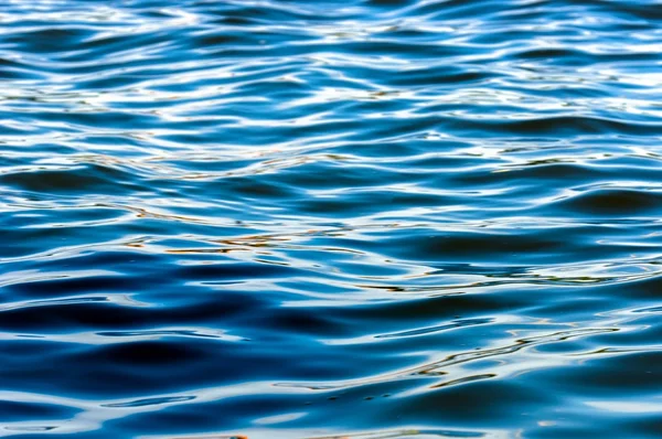 深い青色の水の表面 — ストック写真