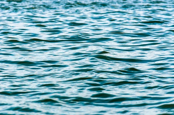 Superfície de água azul profunda — Fotografia de Stock