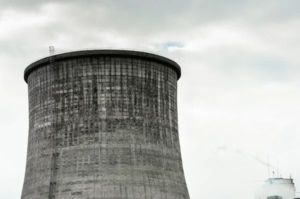 Torre de enfriamiento con cielo —  Fotos de Stock