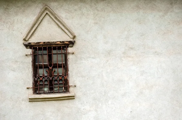 Rostiges altes Fenster an weißer Wand — Stockfoto