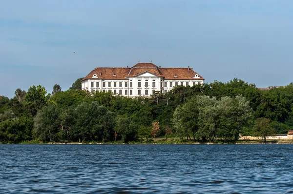 Kleines Schloss am Ufer eines Sees — Stockfoto