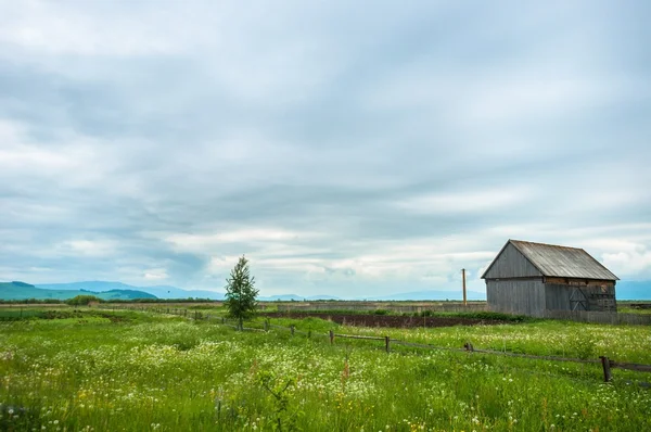 Pequeña cabaña con cielo azul — Foto de Stock