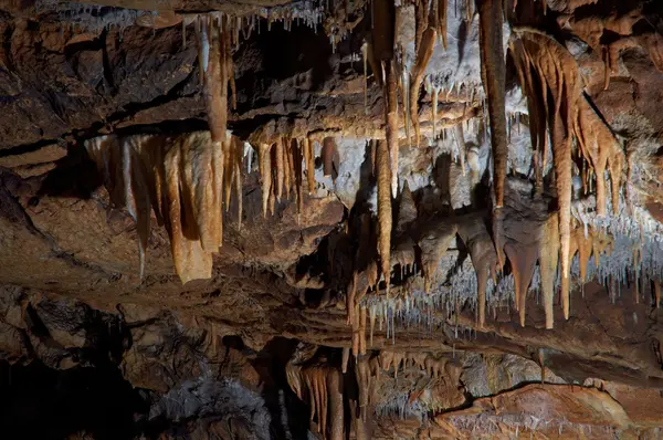 Foto subterrânea em uma caverna com iluminador brilhante — Fotografia de Stock