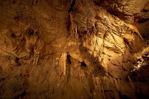 Подземное фото в пещере с ярким светом — стоковое фото