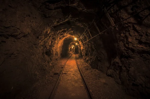 Passage de mine souterraine avec rails — Photo