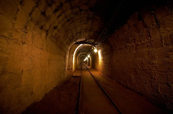 地下鉱山のレールと通路します。 — ストック写真