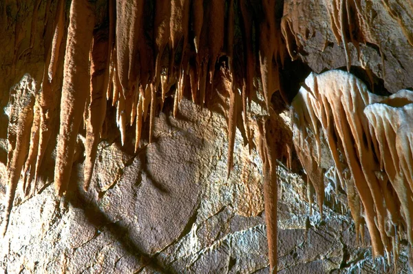 Foto subterránea en una cueva con luz brillante — Foto de Stock