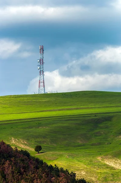 Torre de transmisión con campos verdes — Foto de Stock
