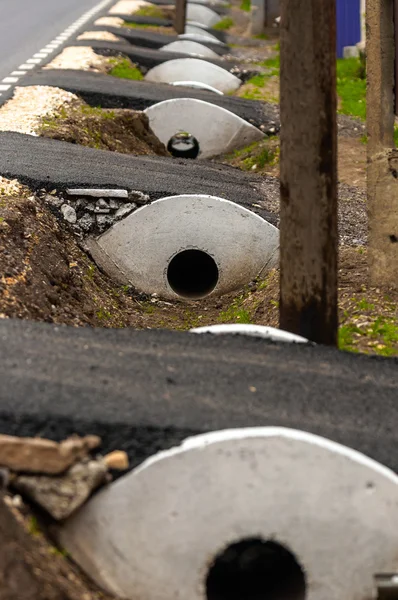 Трубы для канализации под небольшой дорогой — стоковое фото