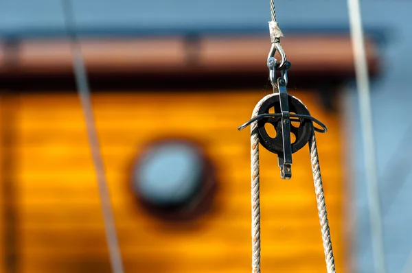 Yelkenli teknede halatla vinç — Stok fotoğraf