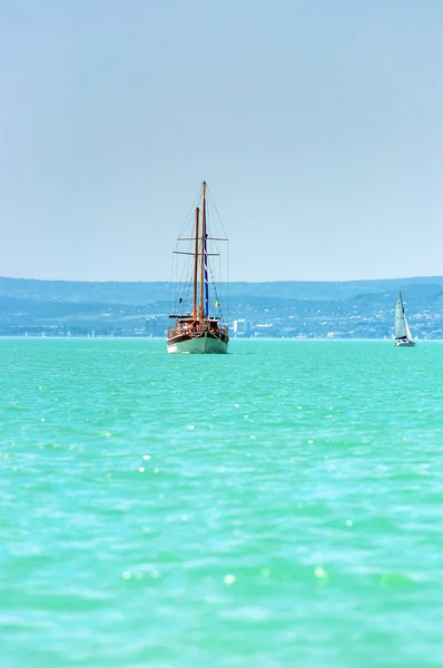 Segeln auf wunderschönem blauen Meer — Stockfoto