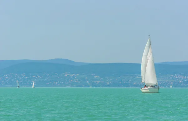 Ιστιοπλοΐα στην όμορφη μπλε θάλασσα — Φωτογραφία Αρχείου