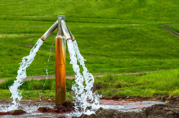 Vatten som rinner från utomhus tap — Stockfoto