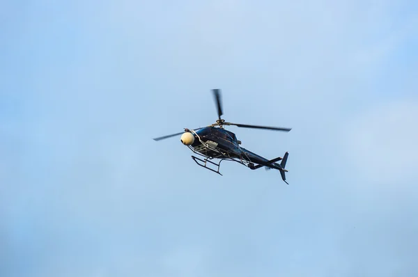 Hubschrauber fliegt in den Himmel — Stockfoto