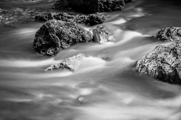 Foto de larga exposición de un río de montaña rápido —  Fotos de Stock