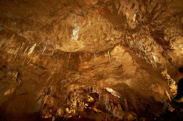 Подземное фото в пещере с ярким светом — стоковое фото