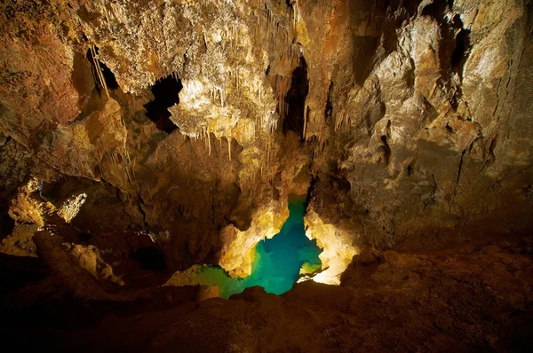 Podzemní jezero sorrunded skály — Stock fotografie