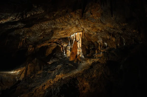 Foto subterránea en una cueva con luz brillante —  Fotos de Stock