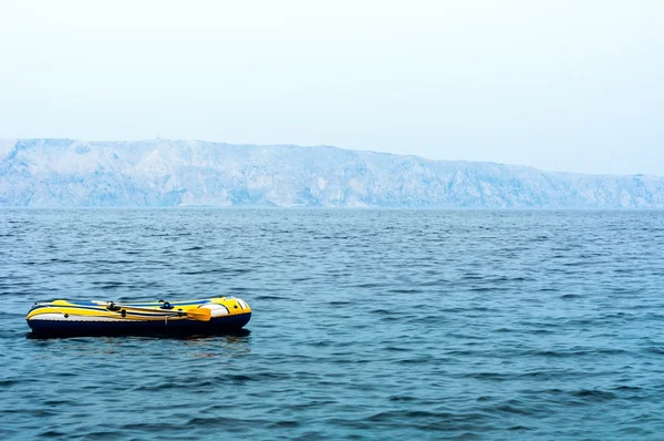 Piccola barca di gomma sul mare — Foto Stock