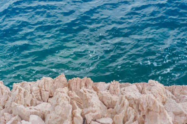 Piedras afiladas en las orillas —  Fotos de Stock