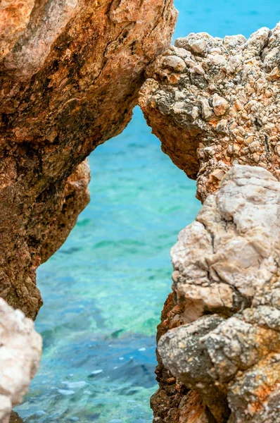 Orilla de un océano con grandes rocas —  Fotos de Stock