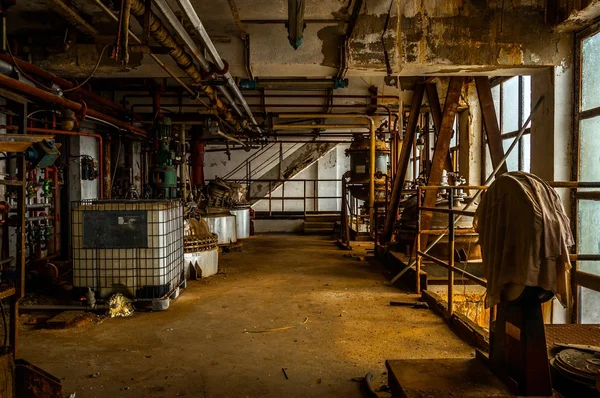 Interno industriale con serbatoio di stoccaggio — Foto Stock