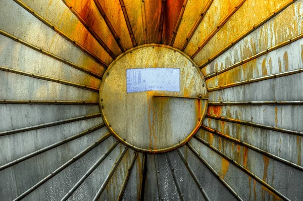 Rusty ruba la struttura di un serbatoio di stoccaggio — Foto Stock