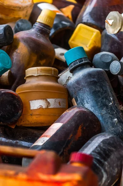 Giftig afval dumpen met een heleboel flessen — Stockfoto