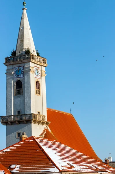Крыша и башня церкви — стоковое фото