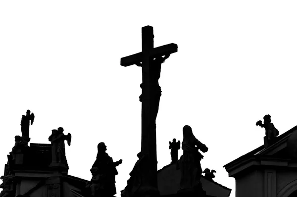 Крыша церкви с христианскими фигурами — стоковое фото