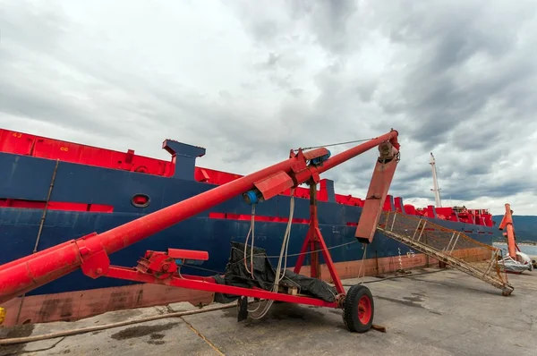 Grue industrielle sur le quai — Photo