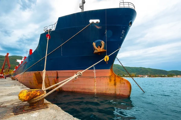 Groot vrachtschip op het water — Stockfoto