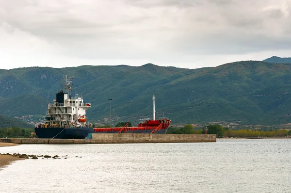 Stora lastfartyg på vattnet — Stockfoto